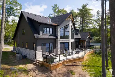 Image de Nestled on the picturesque shores of Gloucester Pool.