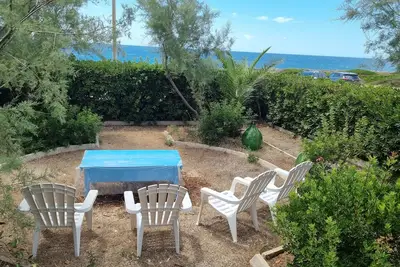 Vista mare: villa di 220 mq sul mare Ionio, accesso al mare con passarella