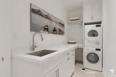Image de a luxurious cottage retreat nestled on the pristine shores of Lake Of Bays.