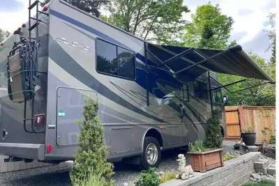 Image de Quiet Backyard Class A Motorhome. Near Airport and Light Rail