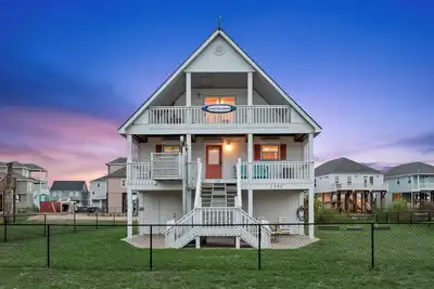 Image de Fenced Yard | Sleeps 12 | Mins to Beach