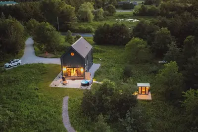 Image de tranquil cabin on 5 private acres w/ hot tub and sauna