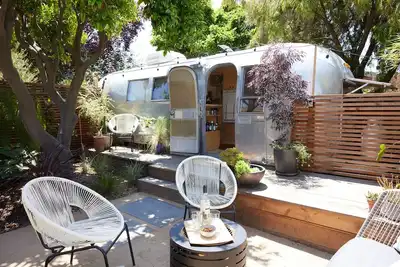 Image de Renovated Airstream with Garden