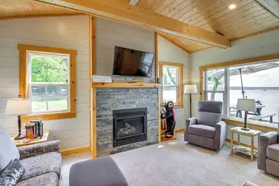 Image de Lake Hubert Cabin w/ Private Deck + Boat Dock