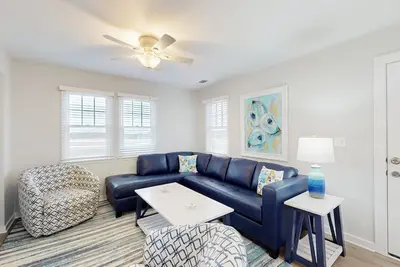 Townhome by the beach with screened deck, seasonal pool access, & W/D