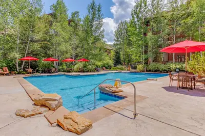 Image de Gorgeous mountain condo with balcony, pool, & hot tub access - walk to lifts