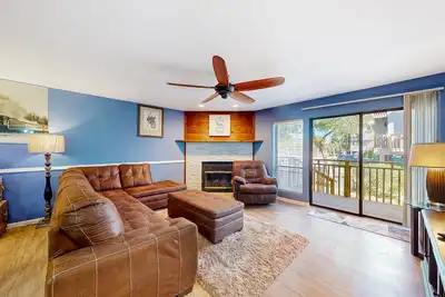 Image de Inviting townhouse with on-site pool, updated interior, & W/D
