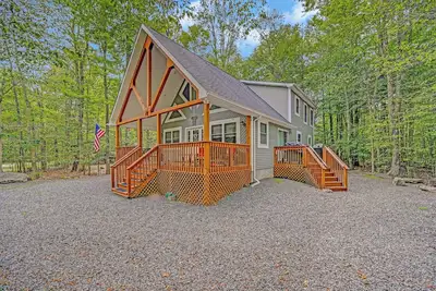Image de 1 Mi to Beach: Pocono Lake Chalet w/ Decks