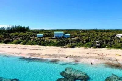Image de Steps from the turquoise water!