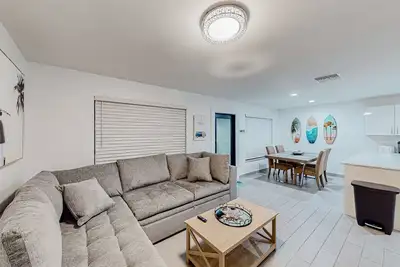 Image de Charming Snowbird-friendly beach retreat with patio, & firepit- dogs ok