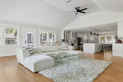 Image de Renovated - 4 Br Home - Huge Yard