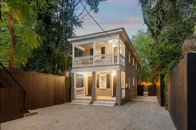 Image de Downtown Duplex - Rutledge Avenue - Sleeps 12