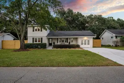 Image de Renovated - 4 Bedroom Home in Old Village