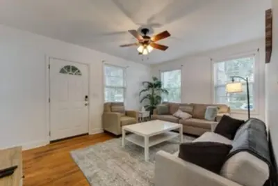 Image de Full Home 3bd 2bath - Dog friendly fenced backyard