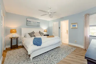 Image de Freshly remodeled cozy and glam coastal style condo