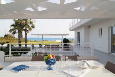 Image de Maison de vacances privée avec bain à remous, climatisation, Wifi, piscine, sauna, Tv, patio