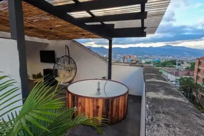 Image de Penthouse w/ hot tub lleras park / Great location / Guest friendly