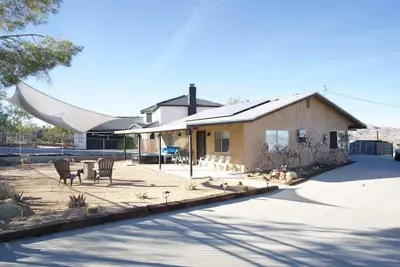 Image de Hill top view stay- 9 mins from Jtnp! Hottub-Game room-Firepit-Cowboy pool