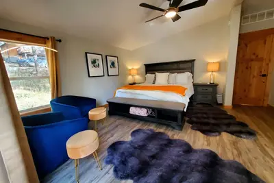 Image de Altitude Adjustment awaits! Large and spacious, perfect for a family getaway