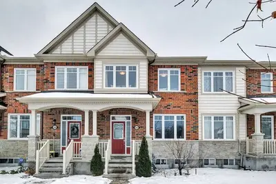 Image de Spacious + Stylish Townhome In Barrhaven Area