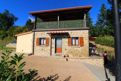 Petite maison en pierre avec terrasse panoramique et vue superbe sur les bois verts de la vallée du