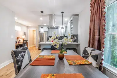 Image de Stay for the Championship Game! |Downtown Atlanta|1. 5 Miles to Mercedes Benz Stadium |Dog Friendly