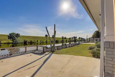 Image de Sun-Soaked Okeechobee Retreat w\/ Canal Views!
