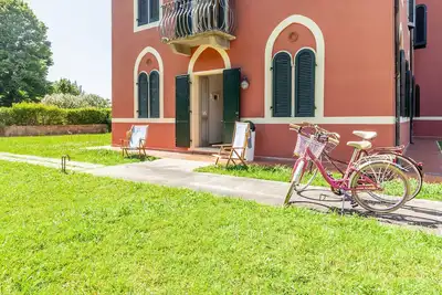Image de Appartement 'La Casa Rossa Versilia' avec vue sur les montagnes, jardin partagé et Wi-Fi