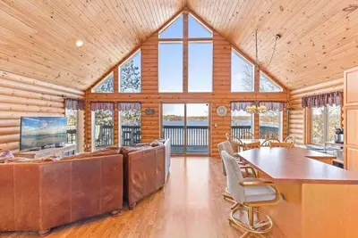 Image de This spacious cabin is the perfect destination for your family or group of up to 8 people
