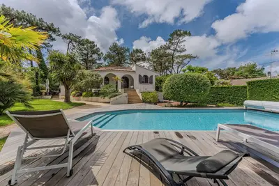 Image de Villa 'Cap Ferret Piscine Ref 303' avec piscine privée, terrasse privée et Wi-Fi