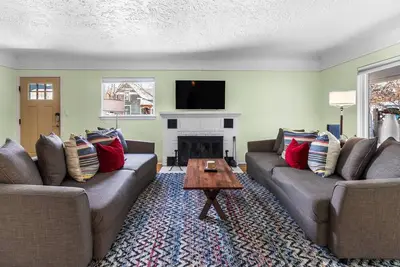 Image de Epic Dog Friendly Location! Walk or Bike 2 Blocks to Hyde Park | Spacious Kitchen