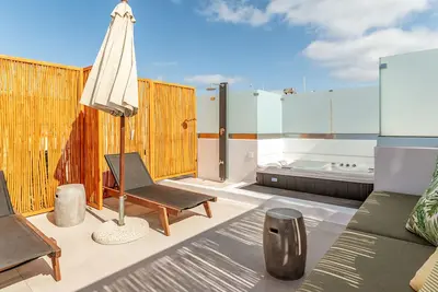 Appartement dans un hôtel \"Makava Suite\" avec bain à remous extérieur, balcon et climatisation