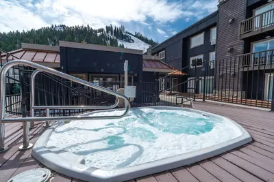 Image de Elevate Your Stay! Outdoor Spa Tub, Full Kitchen, Free Parking!