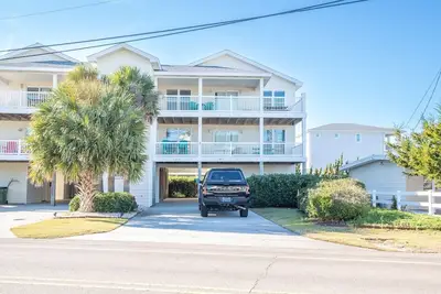 Image de Ocean Views, short walk to beach! - Helm N Dock