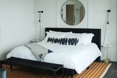 Image de 4 Luxe Trolley View King Room at Bowline Hotel, Pet-friendly