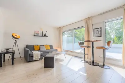 Image de Studio avec terrasse à côté du Tramway + parking
