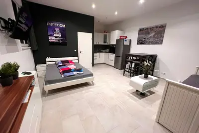 Image de Garage 1 Zimmer Apartment mit Kostenlosem Parkplatz, Zentral