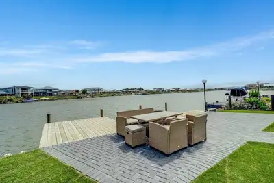 Image de High-end Waterfront Retreat with Jetty 49Britannia