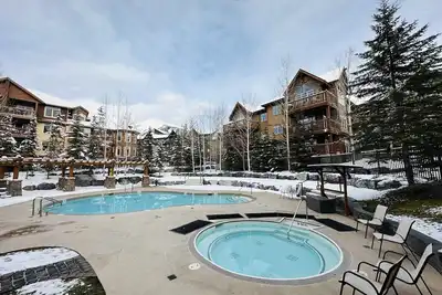 Image de Canmore Mountain Retreat - Heated Pool & Hot-tub
