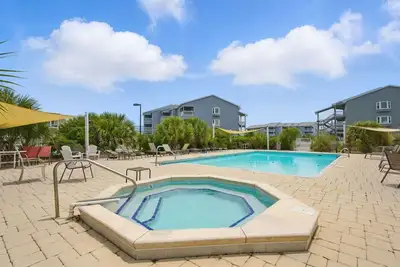 Image de Coastal Haven! Pool, Tennis, Hot tub & More!