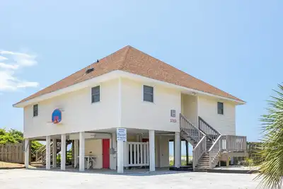 Image de Lucky Strike, Oceanfront House in Emerald Isle, Nc!