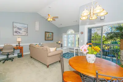 Image de Beautifully Updated Top Floor 1 Bedroom Condo - Riverwalk at Arrowhead Country Club - Unit 302