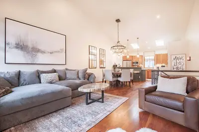 Image de Owl Meadows: Luxe Design & Space