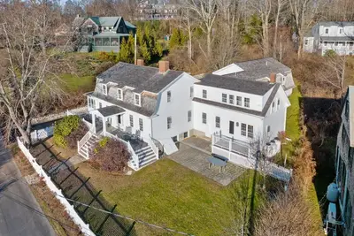 Image de Waterfront Luxury | 7br Historic York Harbor Home Featured in Decor Maine Magazine