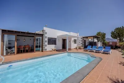 Image de Villa 4 chambres proche de la vieille ville, piscine chauffée en toute intimité