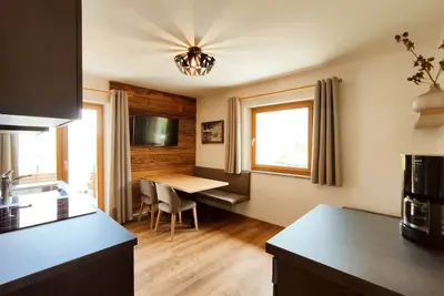Image de Familien-appartement mit Zwei Balkonen und Naturbadeteich, in der Nähe von Meran