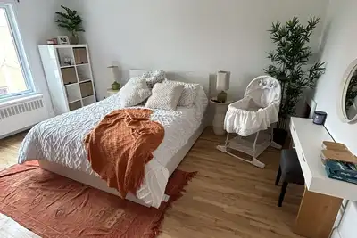 Image de cozy, spacious and bright 3 bedrooms apartment, walking distance to metro.