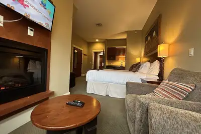 Image de One Spacious Room with king bed & sofa bed. W/pool/tub