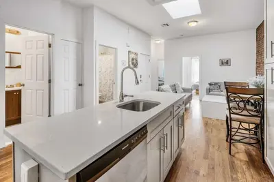 Image de 4 Bedroom 2 Bathroom Beautiful Brooklyn Apartment