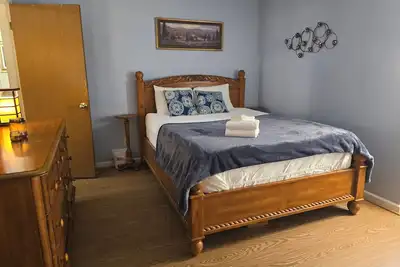 Image de Ruby's private 2-bedroom home with parking. Recently renovated with flooring.